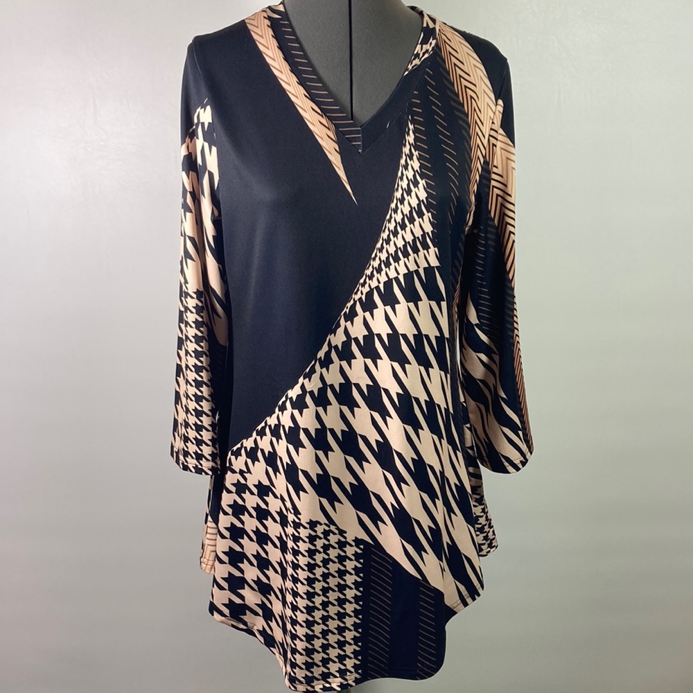 Lily by Firmiana V Neck Pull Over Black & Tan Top/Tunic Size S